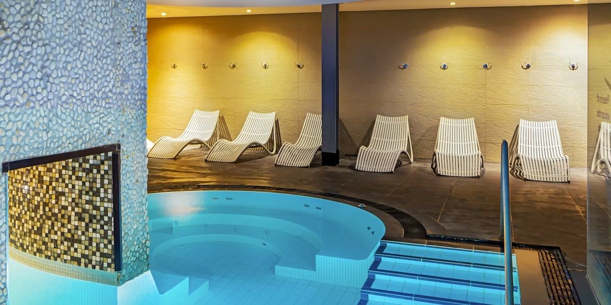 doubletree-chester-poolside-1200x600