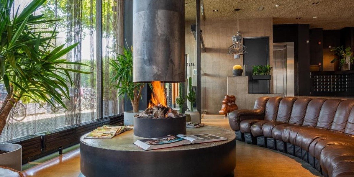 europe-city-hotel-fireplace-lounge-1200x600