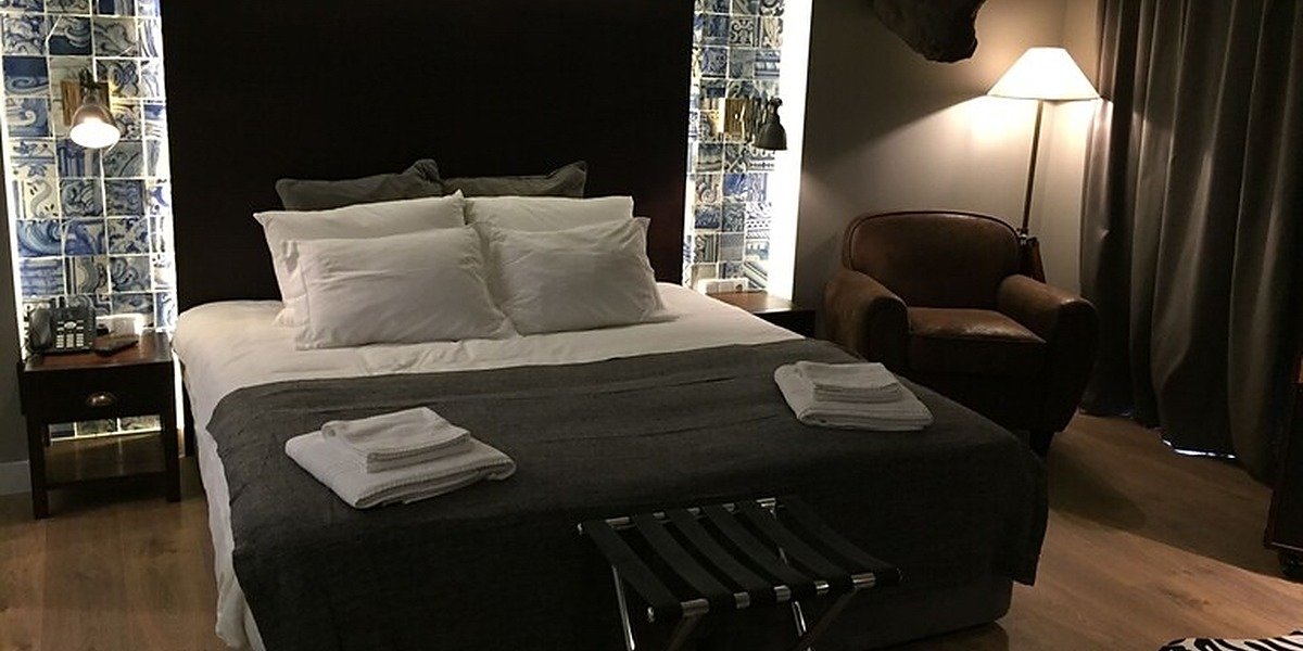europe-hotel-room-armchair-1200x600