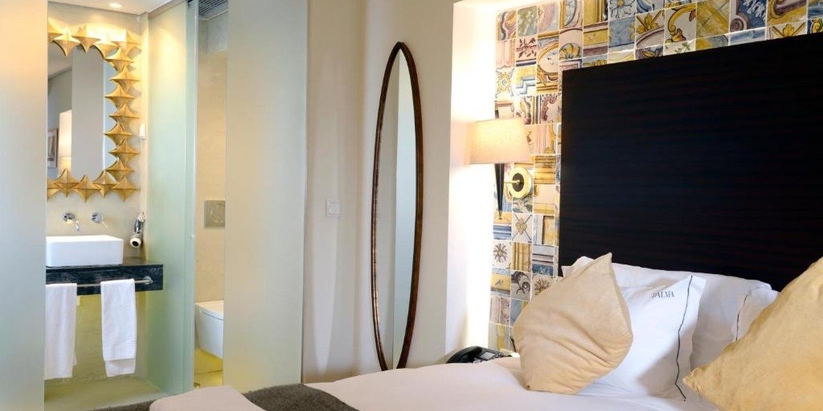 europe-hotel-room-bathroom-1200x600